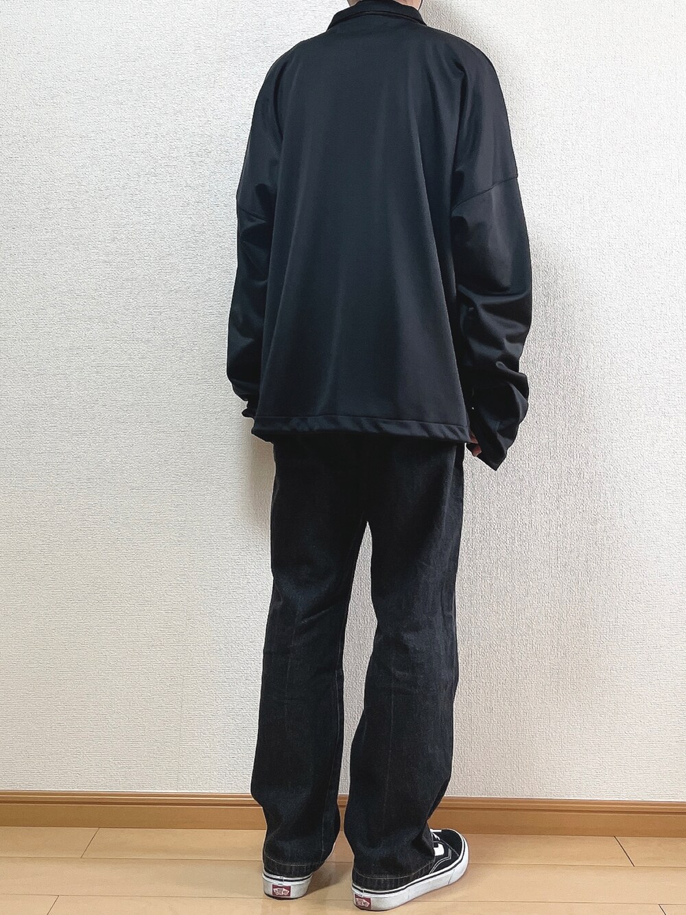 ブラック系のブルゾン、ブラウン系のニット/セーター、ブラック系のTシャツ/カットソーを着用したメンズの秋コーディネートの4枚目の写真