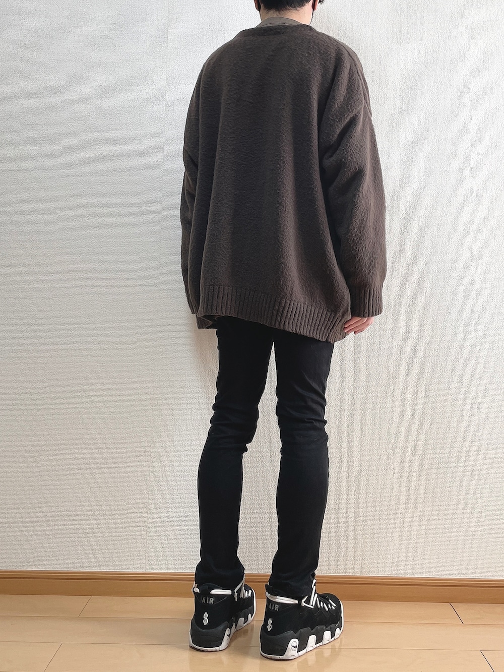 ブラウン系のカーディガン/ボレロ、ブラウン系のシャツ/ブラウス、ブラック系のデニムパンツを着用したメンズの秋コーディネートの4枚目の写真