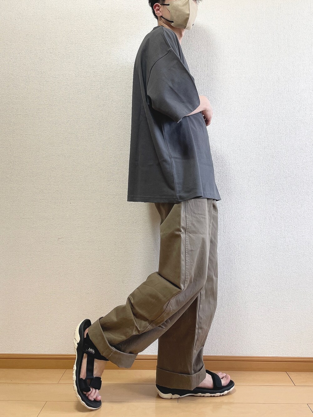 グレー系のTシャツ/カットソー、ベージュ系のその他パンツ、ブラック系のサンダルを着用したメンズの夏コーディネートの2枚目の写真