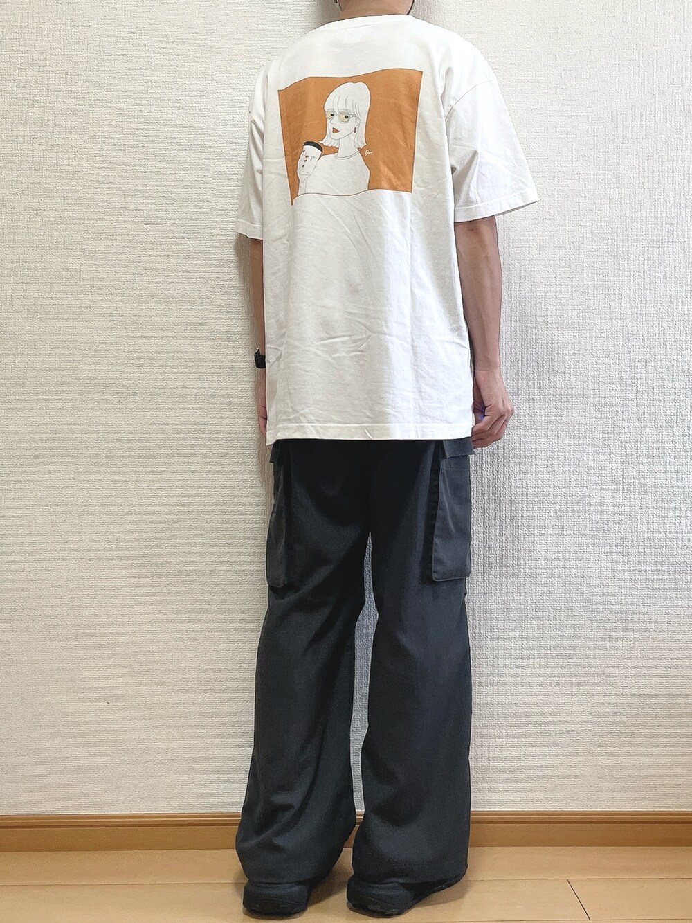 ホワイト系のTシャツ/カットソー、グレー系のカーゴパンツ、ブラック系のサンダルを着用したメンズの夏コーディネートの4枚目の写真