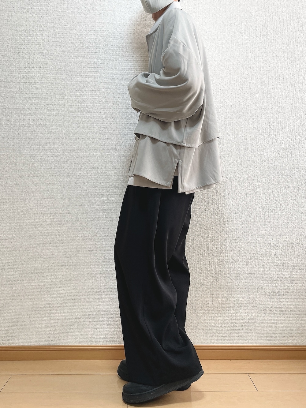 グレー系のブルゾン、グレー系のシャツ/ブラウス、ブラック系のその他パンツを着用したメンズの秋コーディネートの3枚目の写真