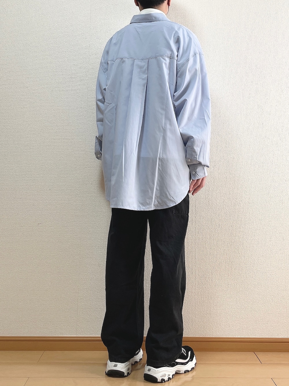 ブルー系のシャツ/ブラウス、ホワイト系のTシャツ/カットソー、ブラック系のデニムパンツを着用したメンズの春コーディネートの4枚目の写真