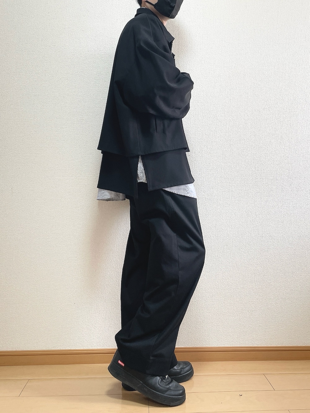 ブラック系のブルゾン、その他のシャツ/ブラウス、ブラック系のスラックスを着用したメンズの春コーディネートの2枚目の写真