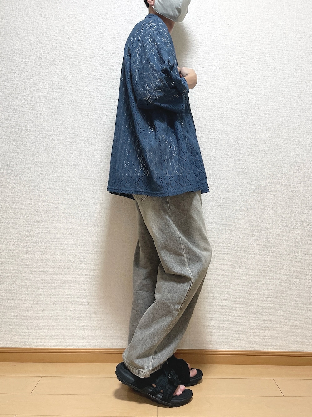 ブルー系のシャツ/ブラウス、ホワイト系のTシャツ/カットソー、ブラック系のデニムパンツを着用したメンズの夏コーディネートの2枚目の写真