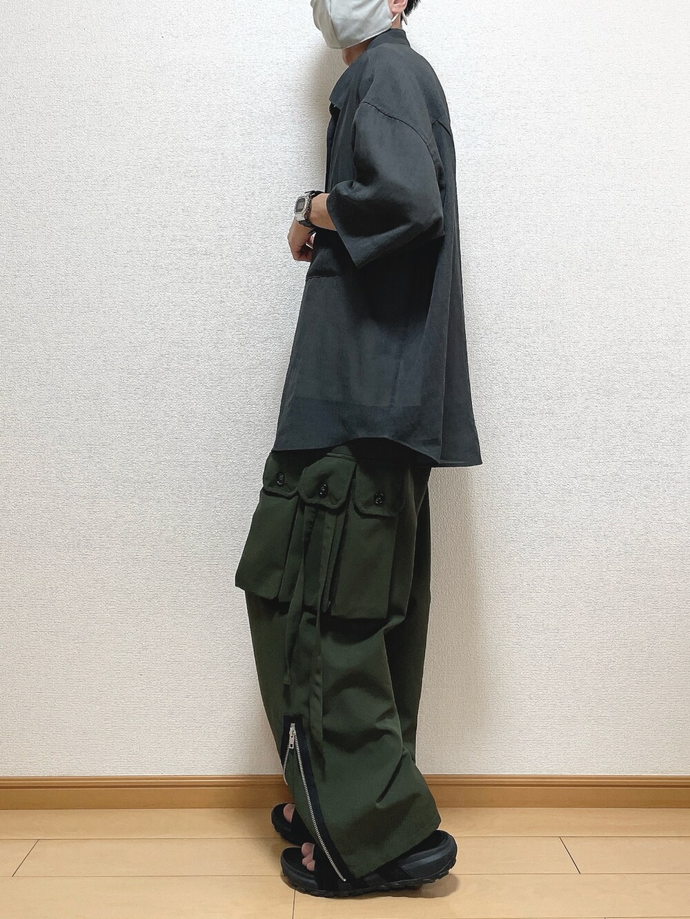 グレー系のシャツ/ブラウス、ホワイト系のTシャツ/カットソー、グリーン系のカーゴパンツを着用したメンズの夏コーディネートの3枚目の写真