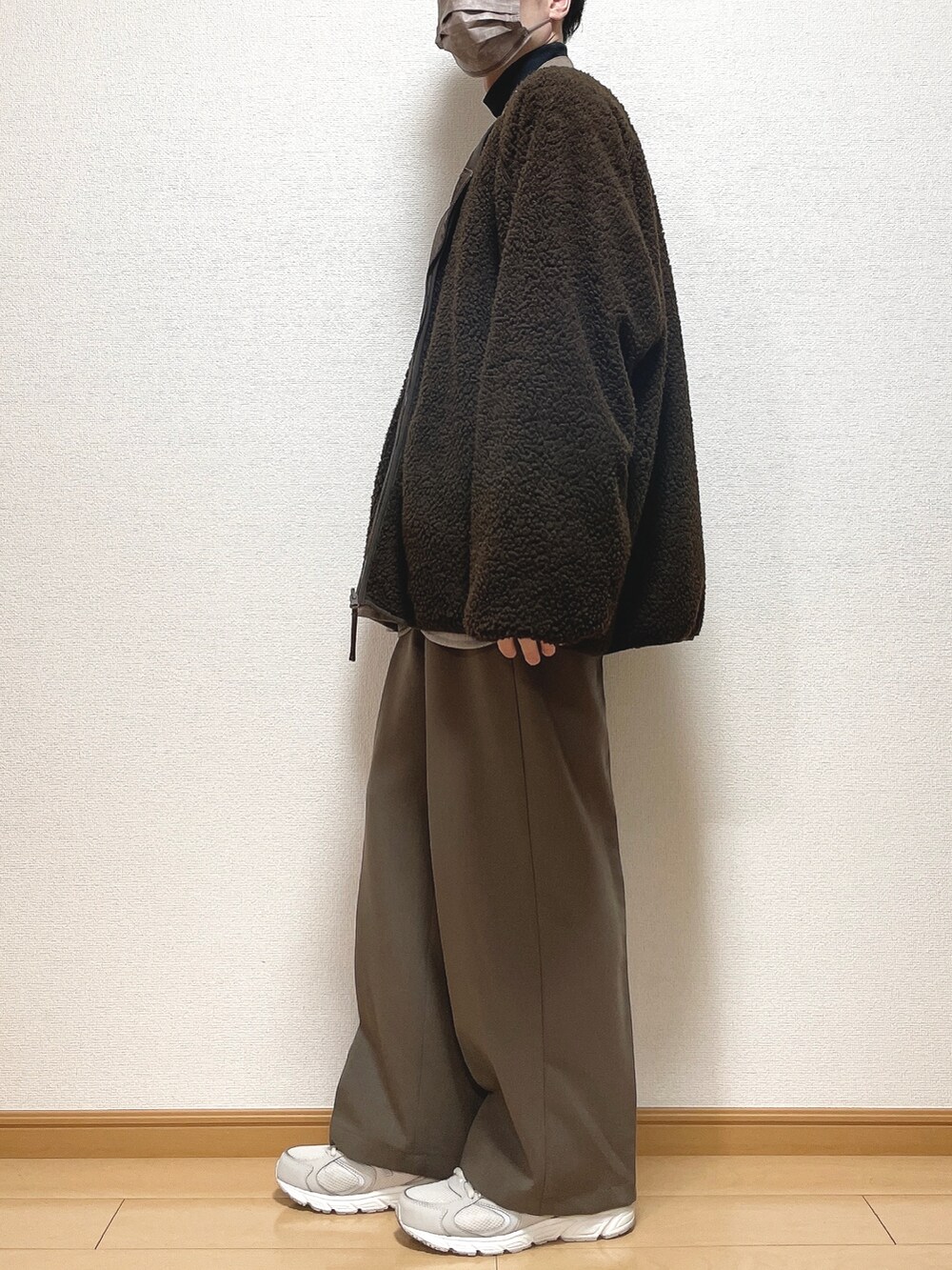 ブラウン系のブルゾン、ブラウン系のシャツ/ブラウス、ブラック系のTシャツ/カットソーを着用したメンズの冬コーディネートの4枚目の写真