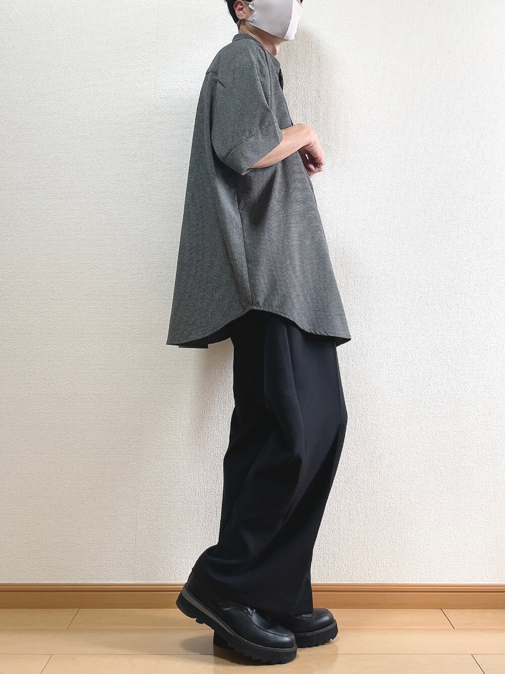 ブラック系のシャツ/ブラウス、ブラック系のその他パンツ、ブラック系のドレスシューズを着用したメンズの夏コーディネートの2枚目の写真
