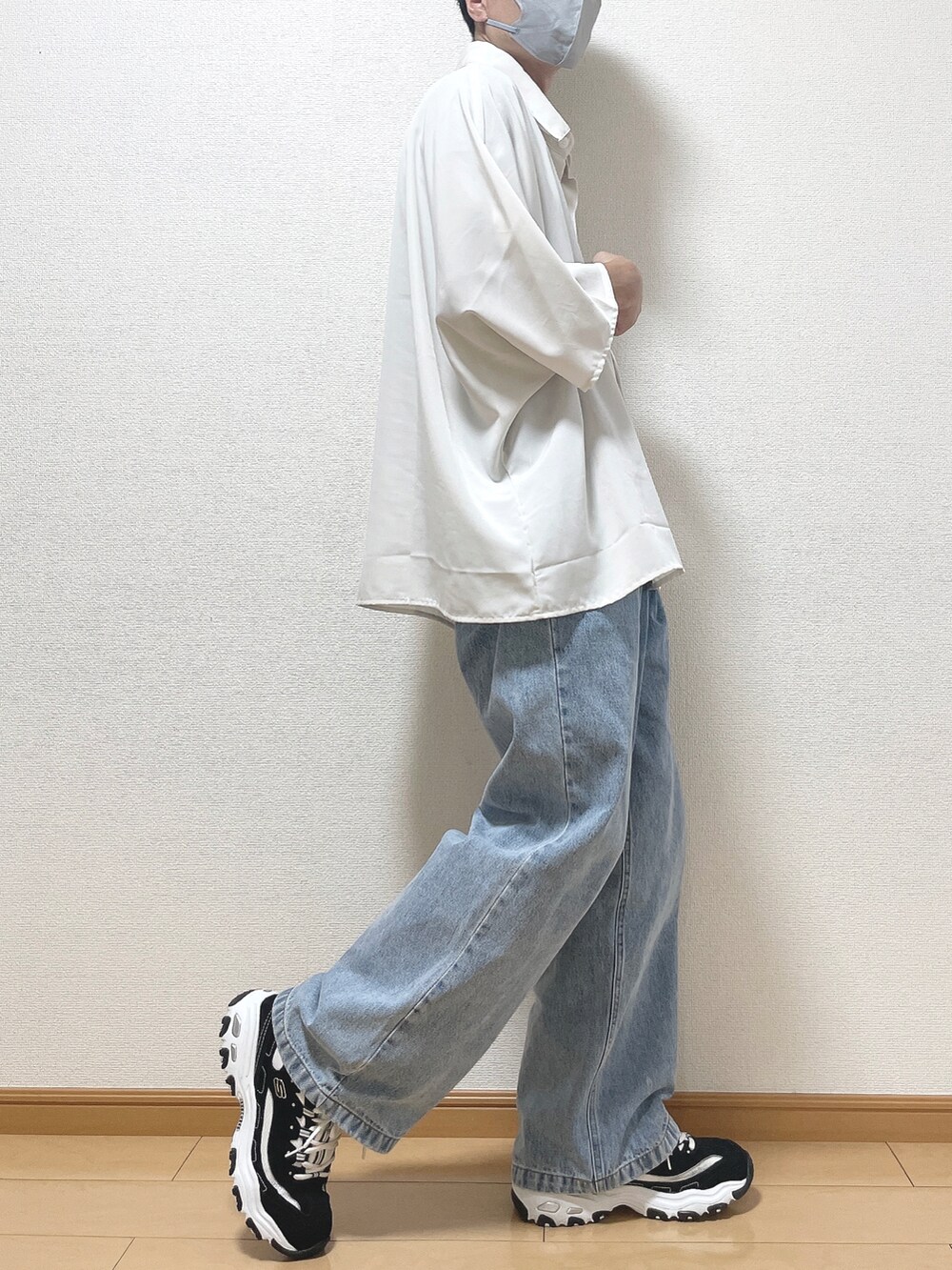 ホワイト系のシャツ/ブラウス、ブルー系のデニムパンツ、ブラック系のスニーカーを着用したメンズの秋コーディネートの2枚目の写真