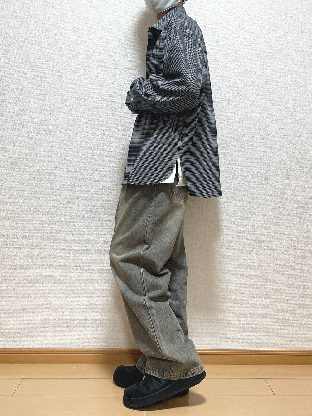 その他のシャツ/ブラウス、ホワイト系のTシャツ/カットソー、ブラック系のデニムパンツを着用したメンズの秋コーディネートの3枚目の写真