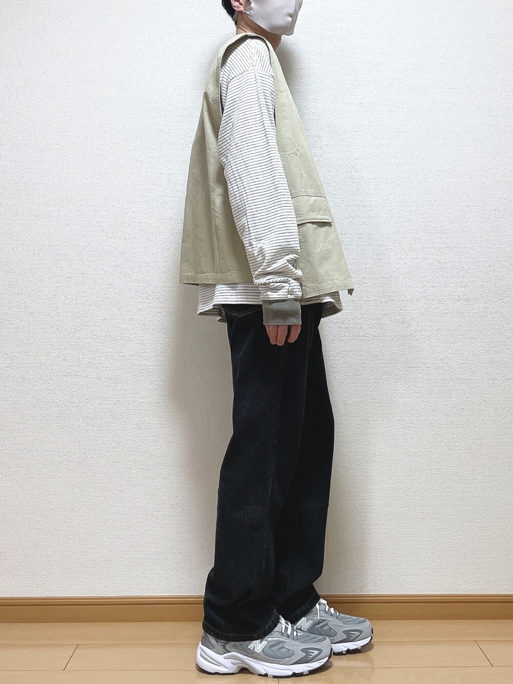 グリーン系のTシャツ/カットソー、ブラック系のデニムパンツ、グレー系のスニーカーを着用したメンズの春コーディネートの2枚目の写真