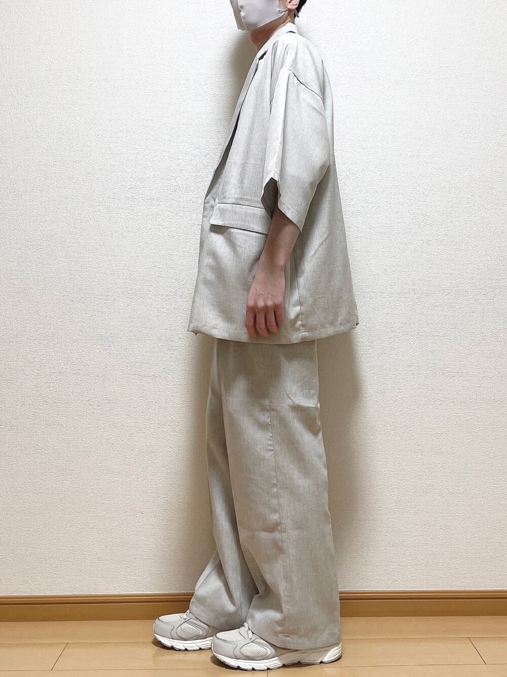 ベージュ系のその他トップス、グリーン系のTシャツ/カットソー、ベージュ系のその他パンツを着用したメンズの春コーディネートの3枚目の写真