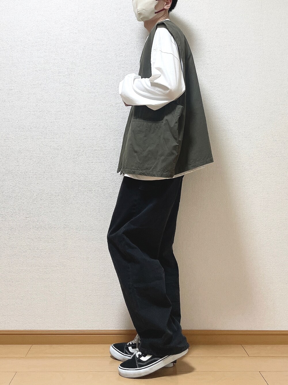 グレー系のベスト、ホワイト系のTシャツ/カットソー、ブラック系のデニムパンツを着用したメンズの春コーディネートの3枚目の写真