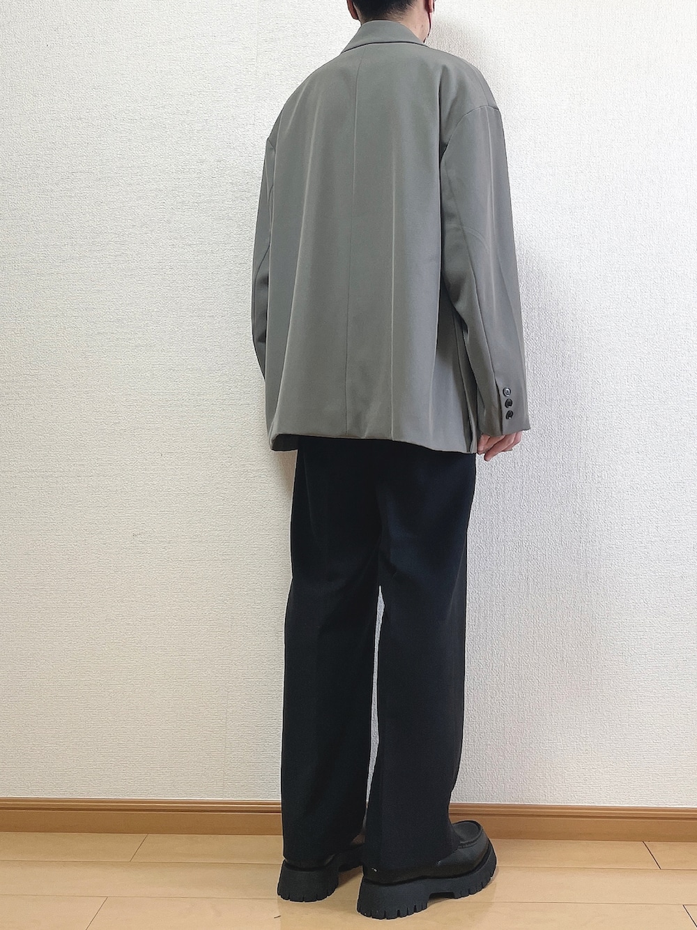 グレー系のテーラードジャケット、ホワイト系のTシャツ/カットソー、ブラック系のその他パンツを着用したメンズの春コーディネートの4枚目の写真