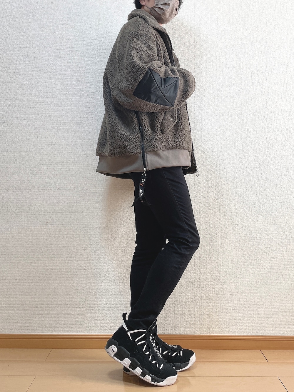 ベージュ系のブルゾン、ブラウン系のスウェット、ブラック系のTシャツ/カットソーを着用したメンズの冬コーディネートの2枚目の写真