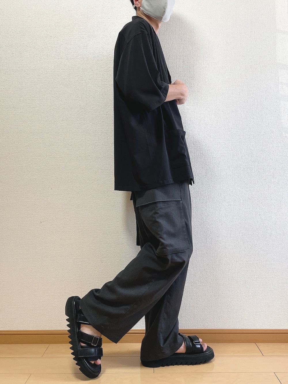 ブラック系のジャケット/アウター、ホワイト系のTシャツ/カットソー、グレー系のカーゴパンツを着用したメンズの夏コーディネートの2枚目の写真