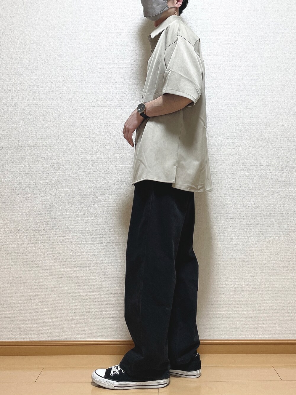 ベージュ系のシャツ/ブラウス、ブラック系のデニムパンツ、ブラック系のスニーカーを着用したメンズの春コーディネートの3枚目の写真