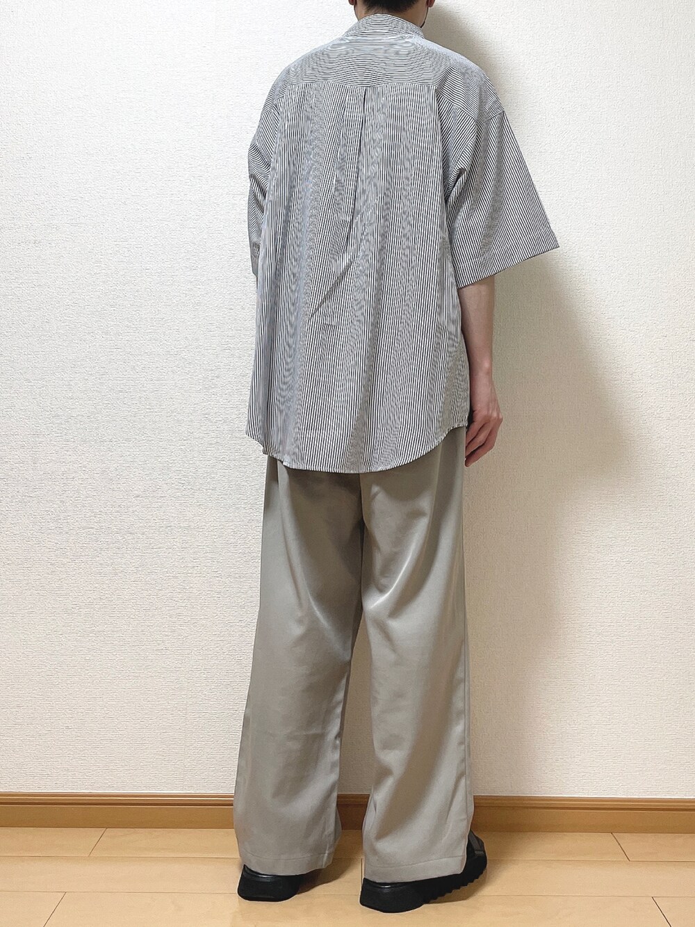 ブルー系のシャツ/ブラウス、グレー系のその他パンツ、ブラック系のサンダルを着用したメンズの夏コーディネートの4枚目の写真