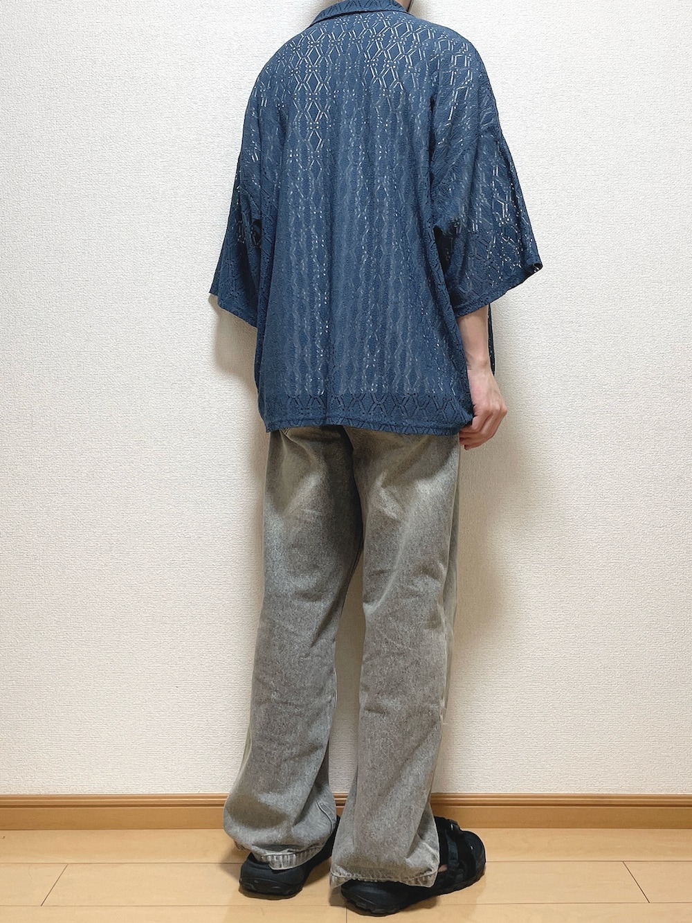 ブルー系のシャツ/ブラウス、ホワイト系のTシャツ/カットソー、ブラック系のデニムパンツを着用したメンズの夏コーディネートの4枚目の写真