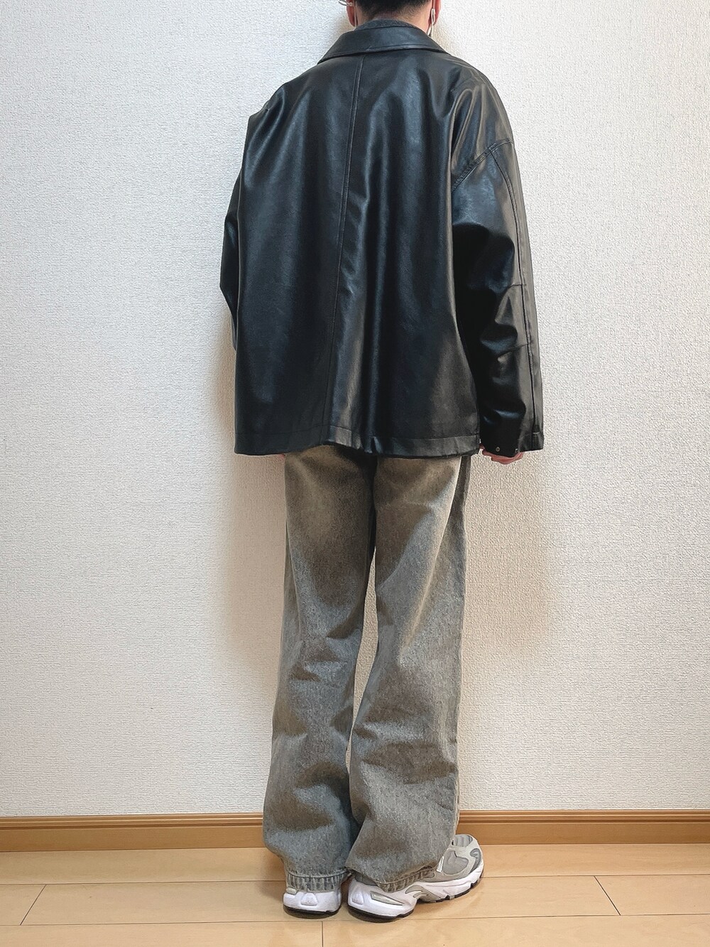 ブラック系のブルゾン、グレー系のスウェット、ブルー系のデニムパンツを着用したメンズの冬コーディネートの4枚目の写真
