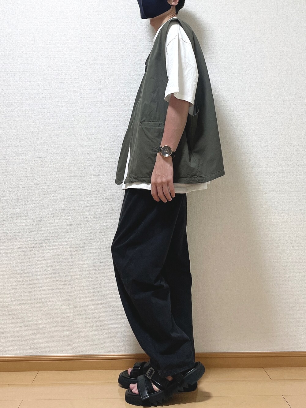グレー系のベスト、ホワイト系のTシャツ/カットソー、ブラック系のその他パンツを着用したメンズの夏コーディネートの3枚目の写真