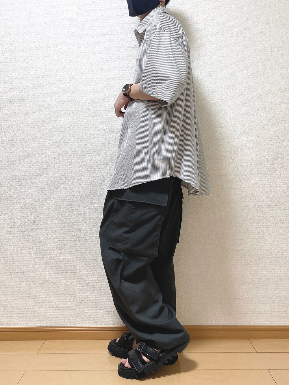 ブルー系のシャツ/ブラウス、グレー系のカーゴパンツ、ブラック系のサンダルを着用したメンズの夏コーディネートの3枚目の写真