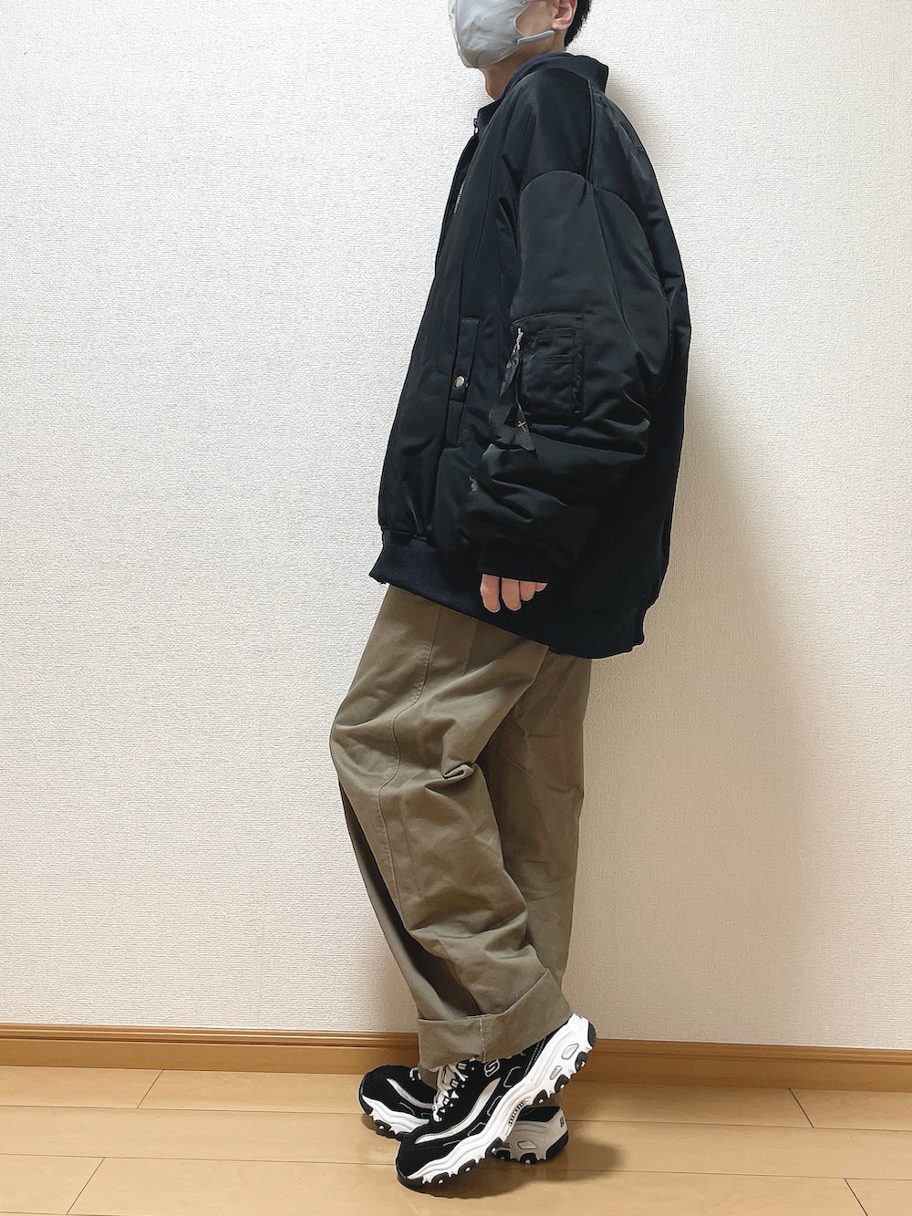 ブラック系のMA-1、グレー系のスウェット、ベージュ系のその他パンツを着用したメンズの冬コーディネートの3枚目の写真