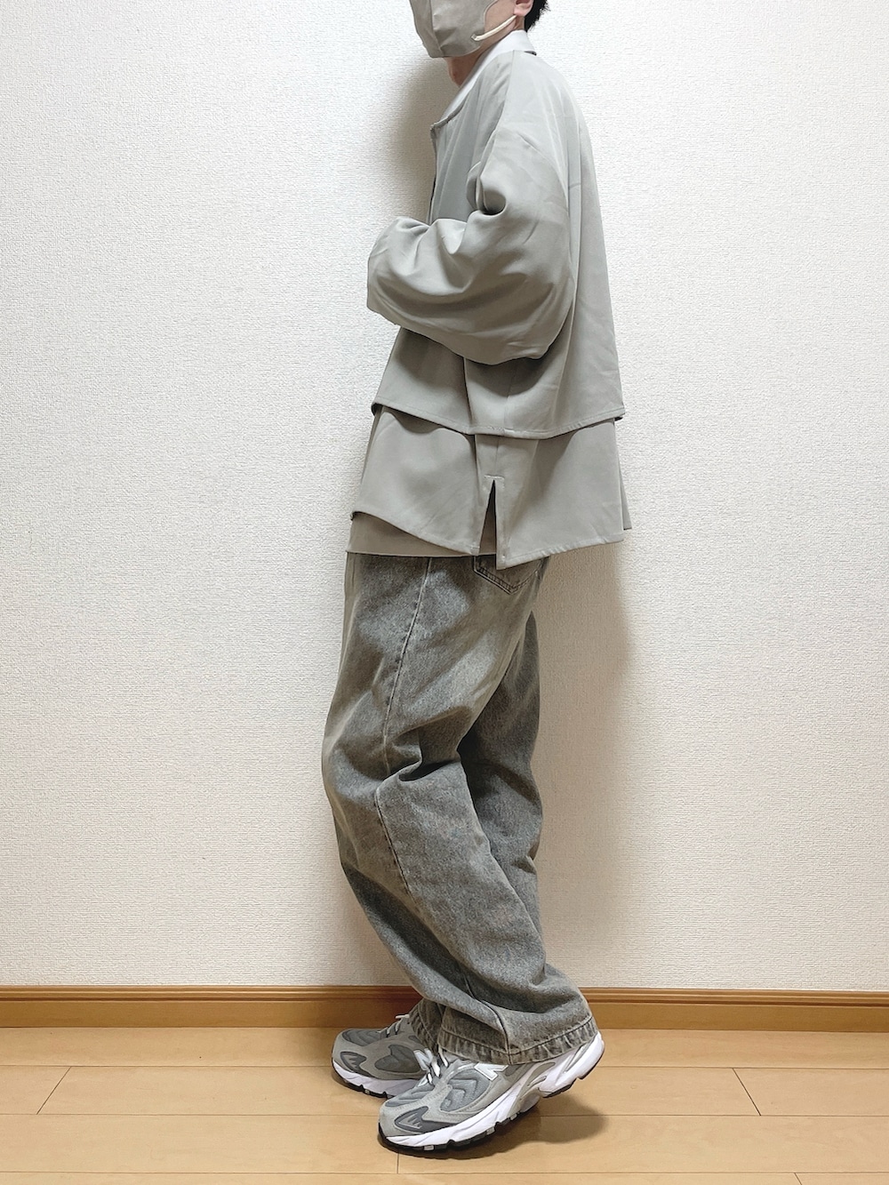 グレー系のブルゾン、グレー系のシャツ/ブラウス、ブラック系のデニムパンツを着用したメンズの春コーディネートの3枚目の写真