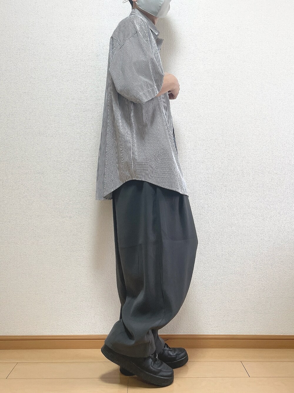 ブルー系のシャツ/ブラウス、グレー系のスラックス、ブラック系のスニーカーを着用したメンズの秋コーディネートの2枚目の写真