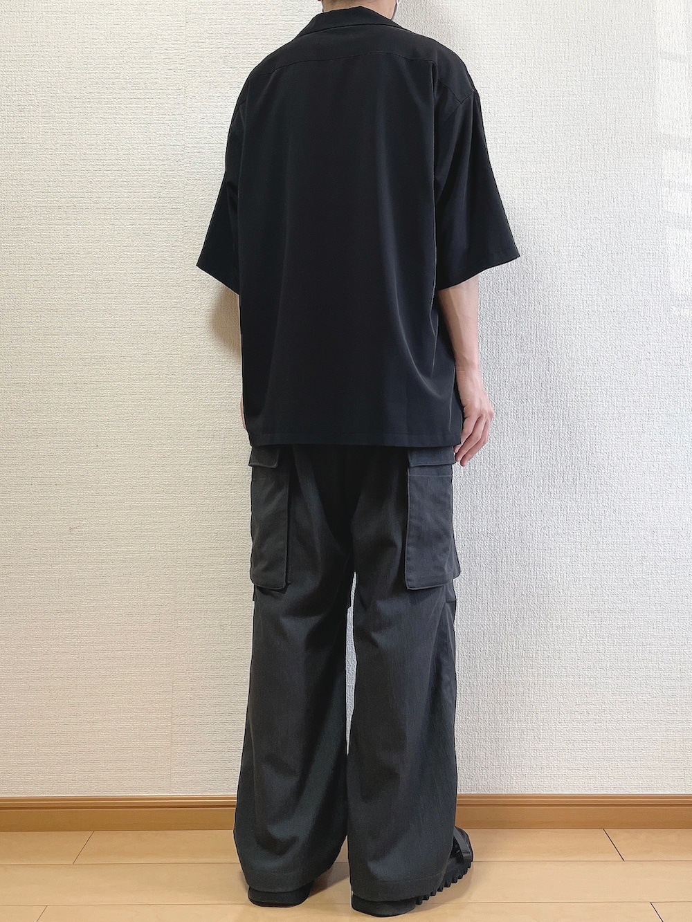 ブラック系のジャケット/アウター、ホワイト系のTシャツ/カットソー、グレー系のカーゴパンツを着用したメンズの夏コーディネートの4枚目の写真