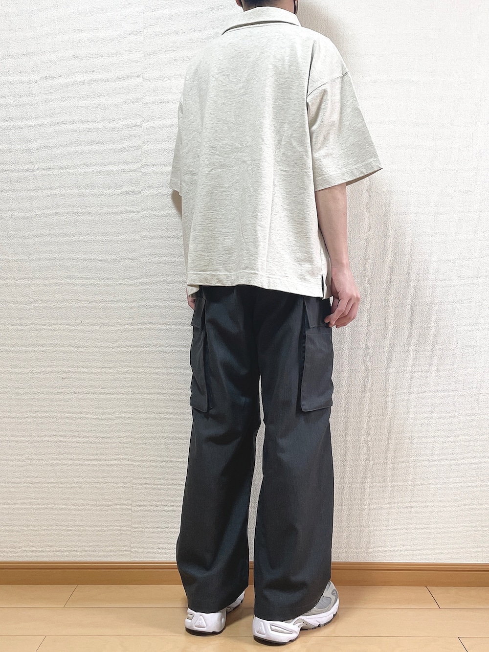 ベージュ系のTシャツ/カットソー、グレー系のカーゴパンツ、グレー系のスニーカーを着用したメンズの夏コーディネートの4枚目の写真