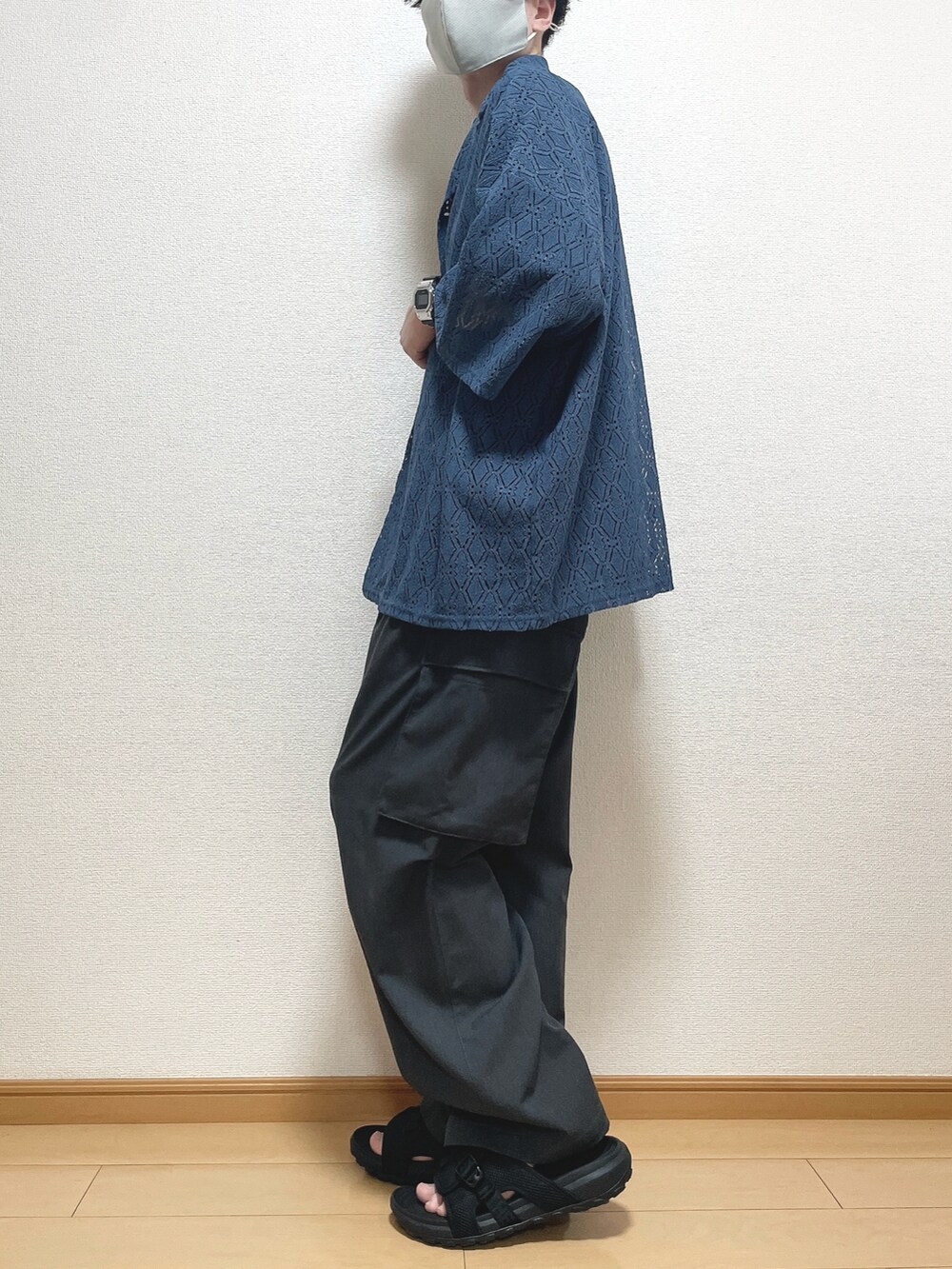 ブルー系のシャツ/ブラウス、ブラック系のTシャツ/カットソー、グレー系のカーゴパンツを着用したメンズの夏コーディネートの3枚目の写真