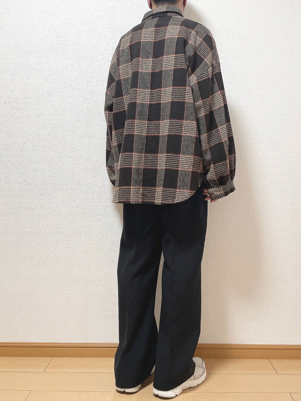 ブラウン系のシャツ/ブラウス、ブラック系のその他パンツ、ホワイト系のスニーカーを着用したメンズの秋コーディネートの4枚目の写真