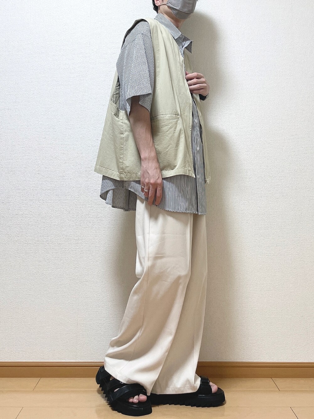 ブルー系のシャツ/ブラウス、ベージュ系のベスト、ベージュ系のスラックスを着用したメンズの夏コーディネートの2枚目の写真