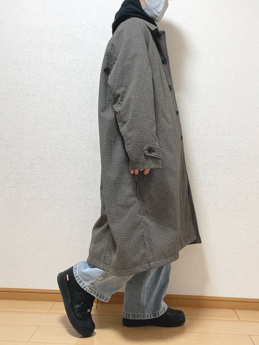 その他のステンカラーコート、ブラック系のパーカー、ホワイト系のTシャツ/カットソーを着用したメンズの冬コーディネートの2枚目の写真