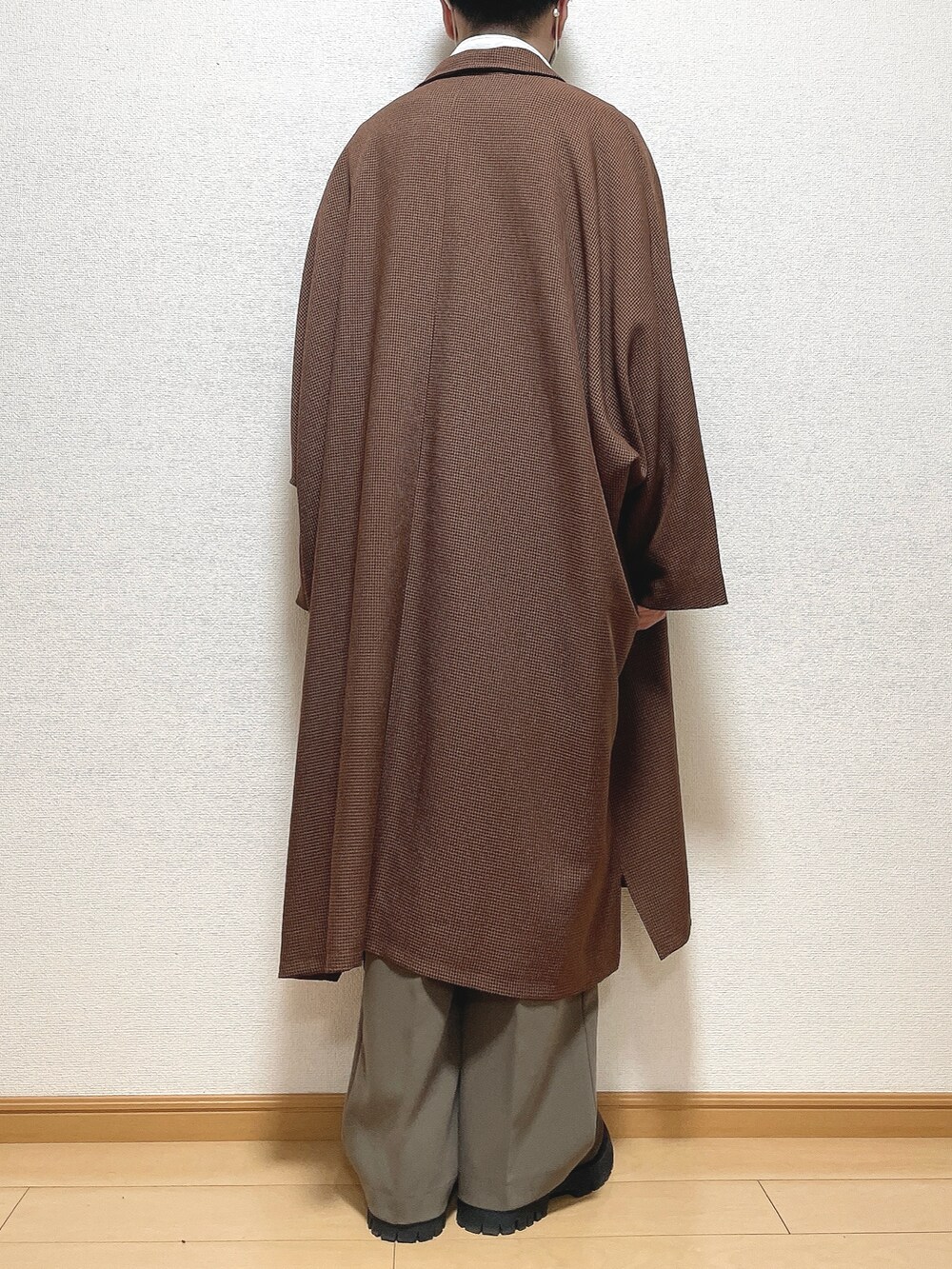 ブラウン系のステンカラーコート、グレー系のスウェット、ブラウン系のその他パンツを着用したメンズの秋コーディネートの4枚目の写真