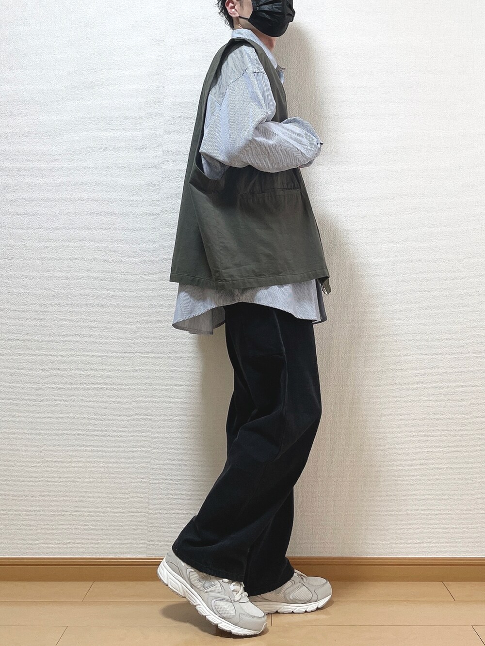 グレー系のベスト、その他のシャツ/ブラウス、ブラック系のデニムパンツを着用したメンズの春コーディネートの2枚目の写真