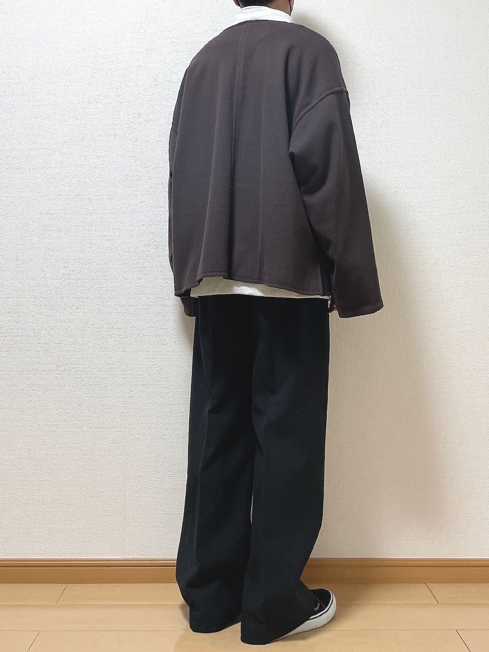 レッド系のブルゾン、グレー系のスウェット、ブラック系のTシャツ/カットソーを着用したメンズの冬コーディネートの4枚目の写真