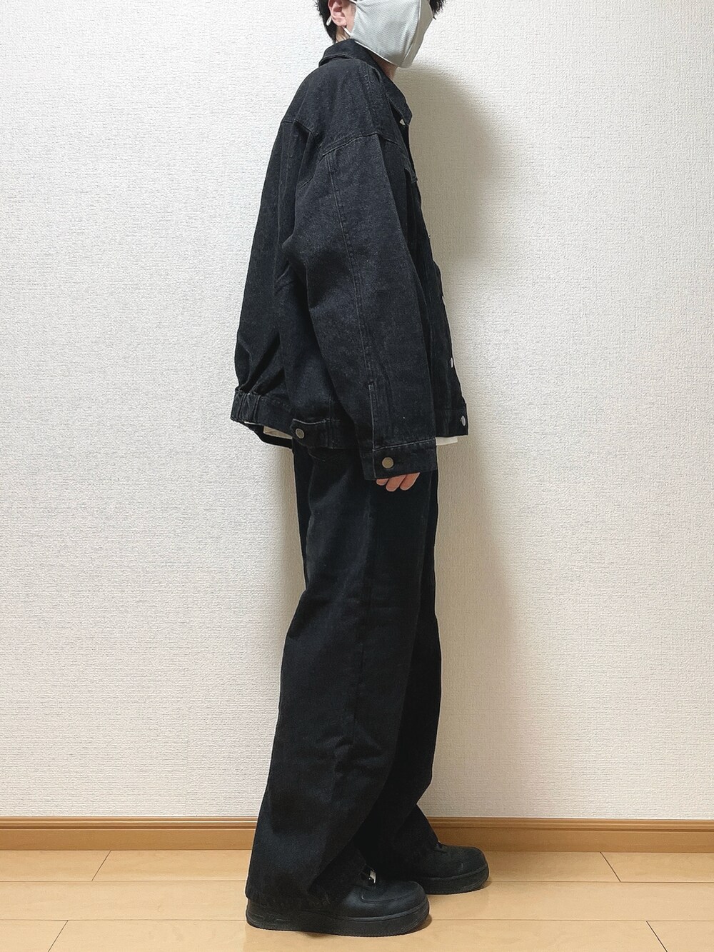 ブラック系のデニムジャケット、ホワイト系のTシャツ/カットソー、ブラック系のデニムパンツを着用したメンズの春コーディネートの2枚目の写真