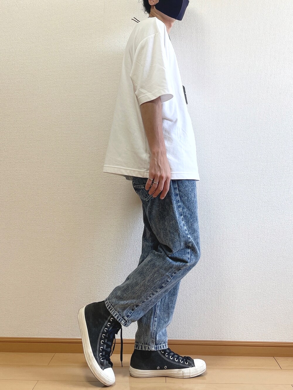 ホワイト系のTシャツ/カットソー、ブルー系のデニムパンツ、ブラック系のスニーカーを着用したメンズの夏コーディネートの2枚目の写真