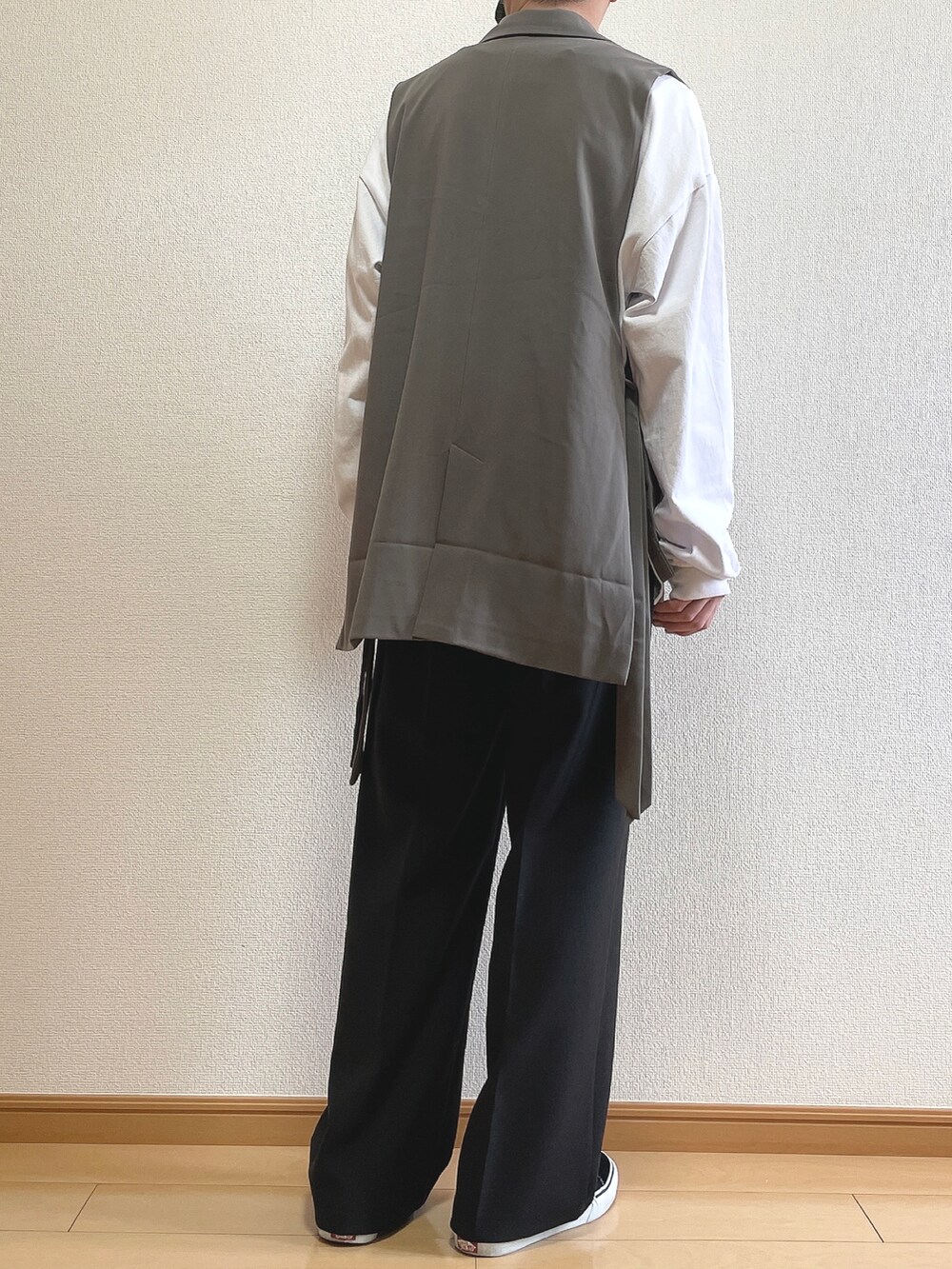 ブラウン系のベスト、ホワイト系のTシャツ/カットソー、ブラック系のその他パンツを着用したメンズの春コーディネートの4枚目の写真