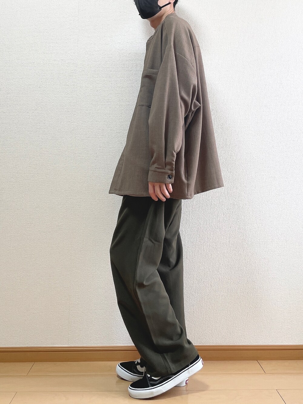 ブラウン系のシャツ/ブラウス、ベージュ系のTシャツ/カットソー、グリーン系のスラックスを着用したメンズの秋コーディネートの3枚目の写真