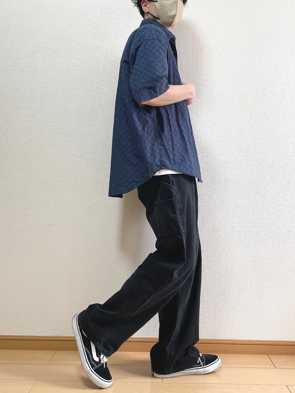 ブルー系のシャツ/ブラウス、ホワイト系のTシャツ/カットソー、ブラック系のデニムパンツを着用したメンズの夏コーディネートの2枚目の写真