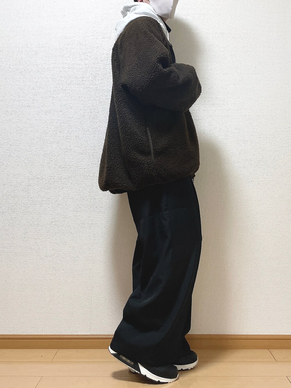 ブラウン系のブルゾン、グレー系のパーカー、ホワイト系のTシャツ/カットソーを着用したメンズの冬コーディネートの2枚目の写真