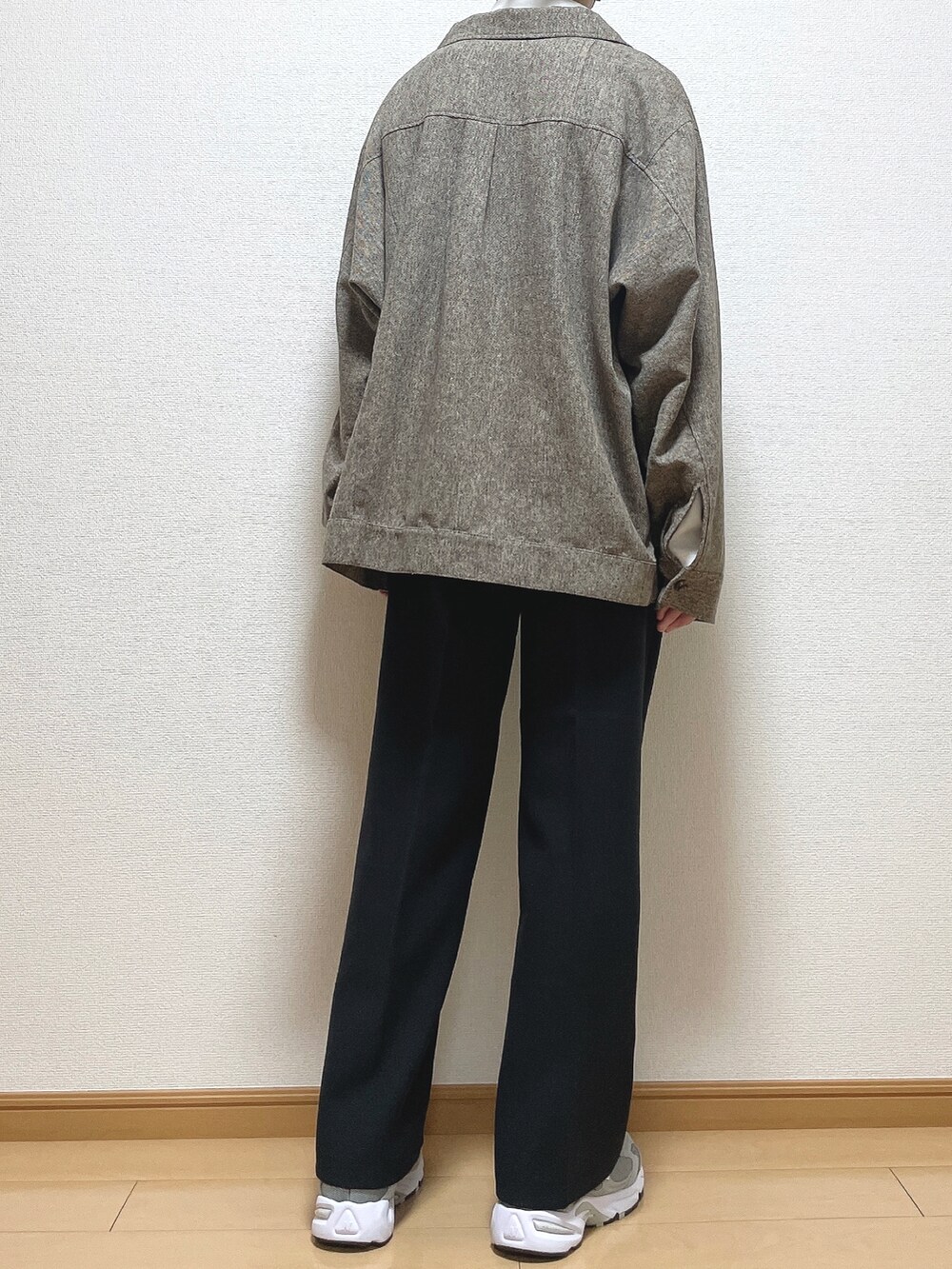 ブラウン系のシャツ/ブラウス、ホワイト系のTシャツ/カットソー、ブラック系のその他パンツを着用したメンズの春コーディネートの4枚目の写真