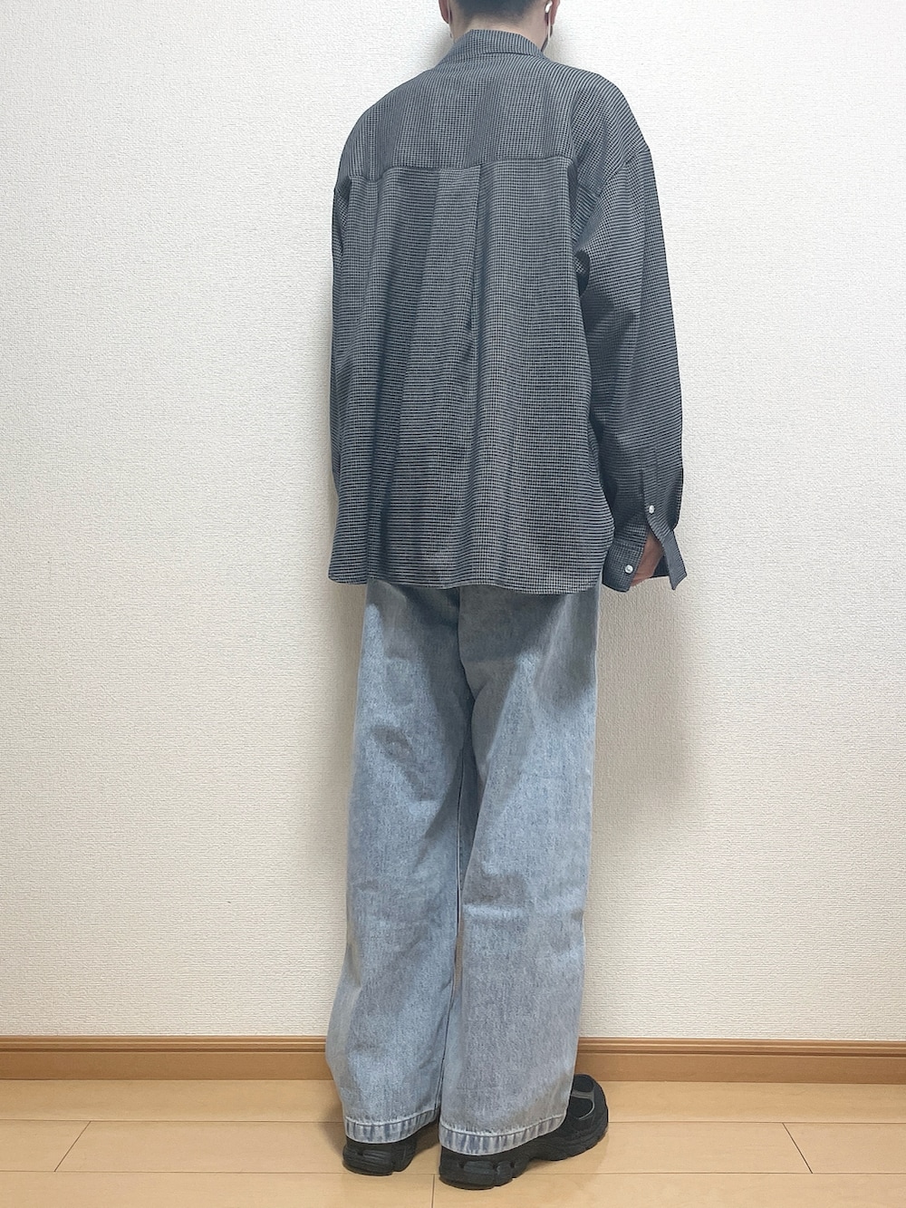 その他のシャツ/ブラウス、ブラック系のTシャツ/カットソー、ブルー系のデニムパンツを着用したメンズの春コーディネートの4枚目の写真