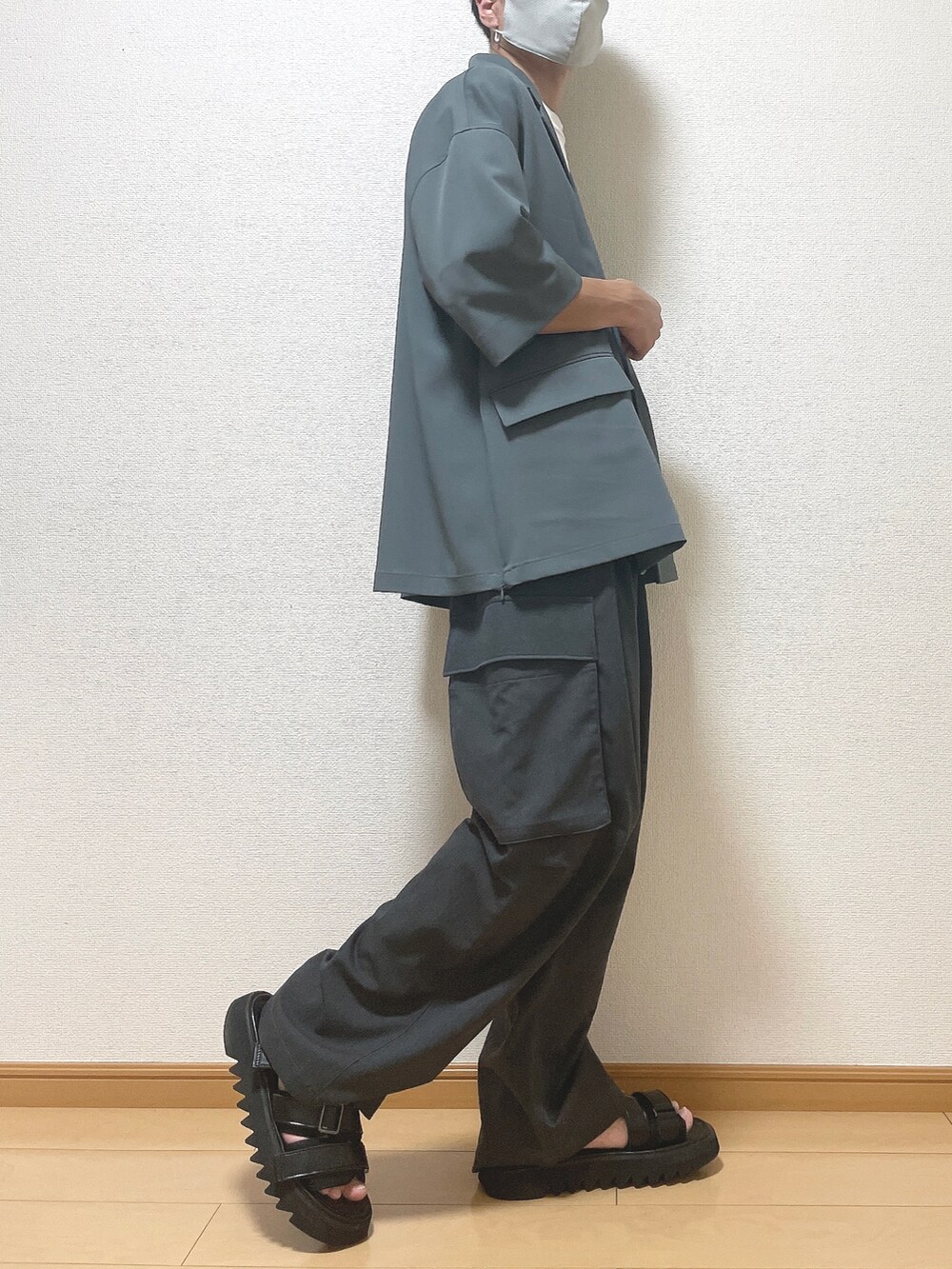 ブルー系のテーラードジャケット、ホワイト系のTシャツ/カットソー、グレー系のカーゴパンツを着用したメンズの夏コーディネートの2枚目の写真