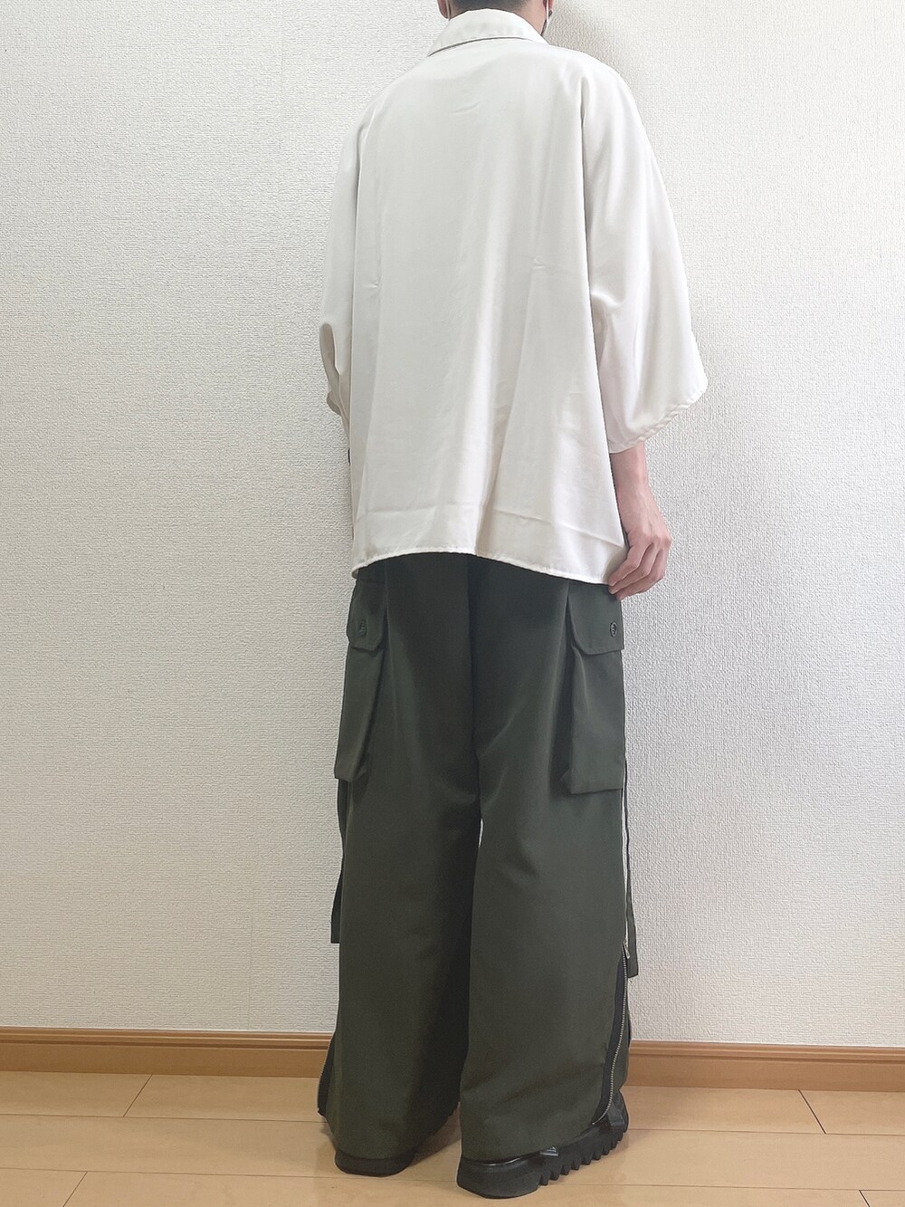 ホワイト系のシャツ/ブラウス、ベージュ系のTシャツ/カットソー、グリーン系のカーゴパンツを着用したメンズの夏コーディネートの4枚目の写真