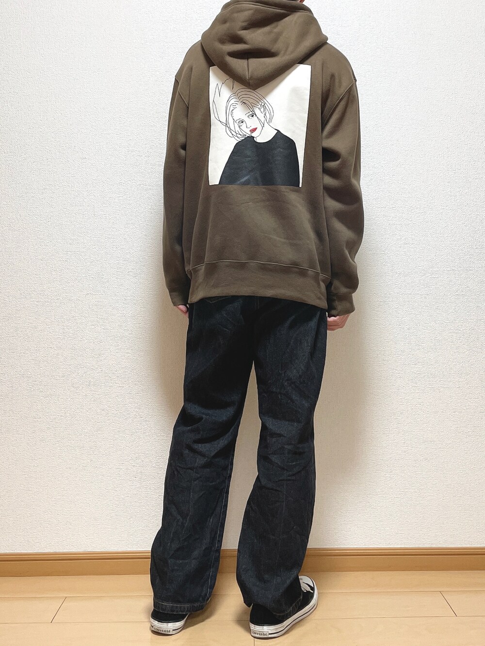 ブラウン系のパーカー、ホワイト系のTシャツ/カットソー、ブラック系のデニムパンツを着用したメンズの冬コーディネートの4枚目の写真