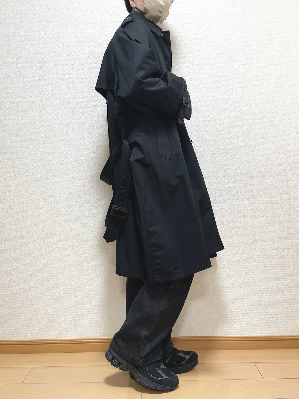ブラック系のトレンチコート、その他のシャツ/ブラウス、ブラック系のデニムパンツを着用したメンズの春コーディネートの2枚目の写真