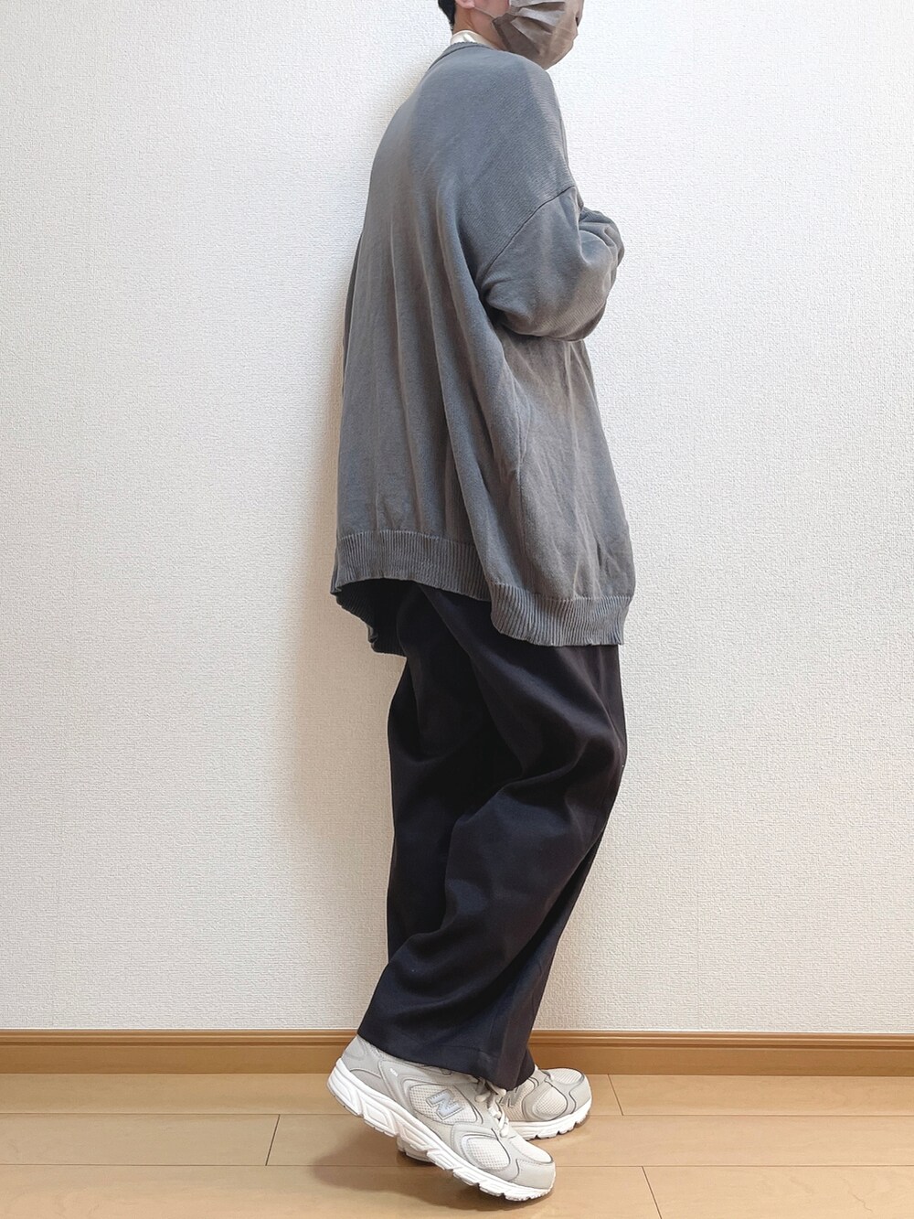 ブルー系のカーディガン/ボレロ、ホワイト系のTシャツ/カットソー、ブラウン系のチノパンツを着用したメンズの秋コーディネートの3枚目の写真